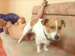 Las hijas del granjero se aprovechan del perro